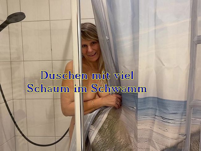 Duschen mit viel Schaum im Schwamm