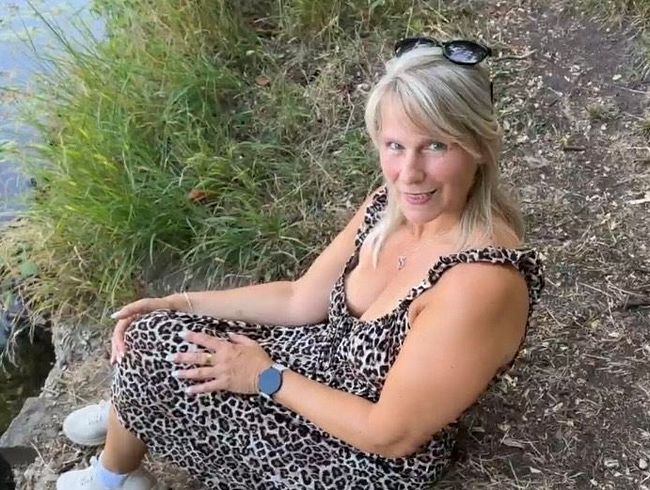 SweetSusiNRW's Porno Video: Im hohen Bogen in den See gepi**t